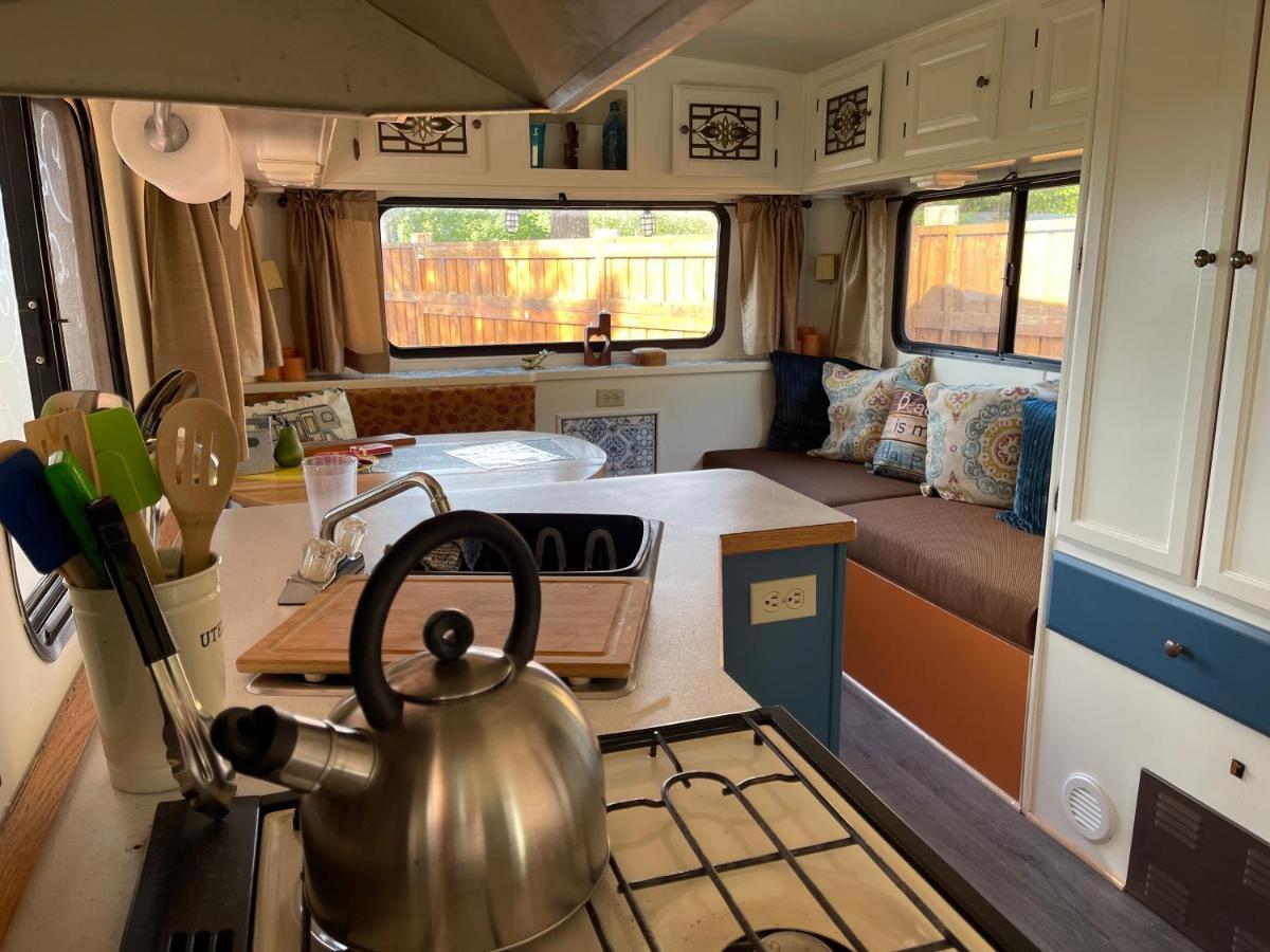 So Damn Lucky Glamping Hotel Ucluelet Buitenkant foto